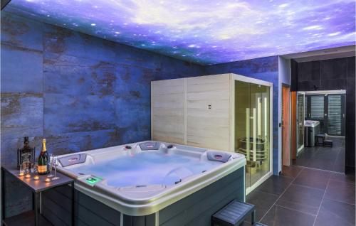 een badkamer met een groot bad en een paars plafond bij Lovely Home In Koritna With Wifi 