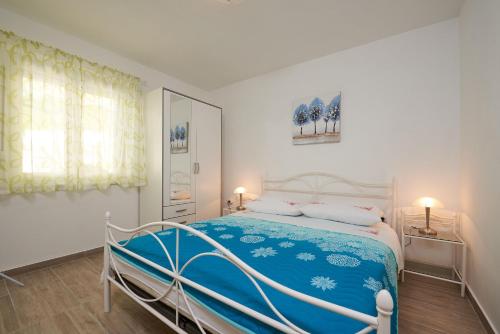 Ένα ή περισσότερα κρεβάτια σε δωμάτιο στο House Dvor