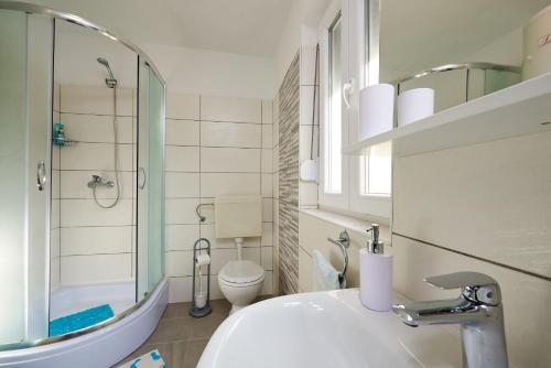 Ένα μπάνιο στο House Dvor