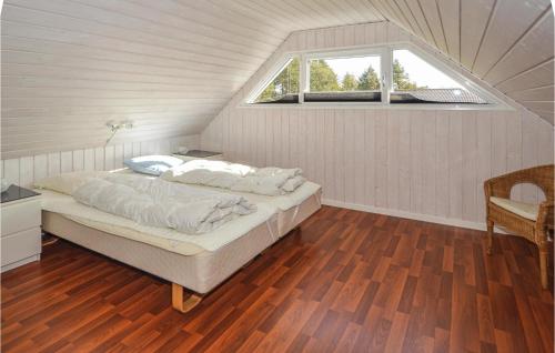 ホにあるStunning Home In Blvand With 4 Bedrooms, Sauna And Wifiの窓付きの部屋にベッド付きのベッドルーム1室があります。