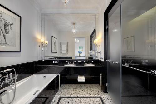 Ένα μπάνιο στο The St. Regis Rome