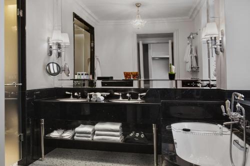 Ένα μπάνιο στο The St. Regis Rome