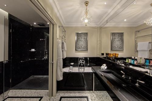 Ένα μπάνιο στο The St. Regis Rome