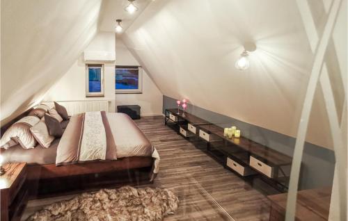 烏爾里希施泰因的住宿－Gorgeous Home In Ulrichstein With Kitchen，一间卧室设有一张大床和一个窗户。