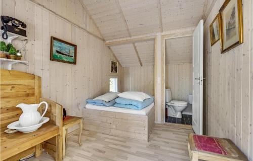 - une petite chambre avec un lit et des toilettes dans l'établissement Beautiful Home In Stege With Kitchen, à Stege