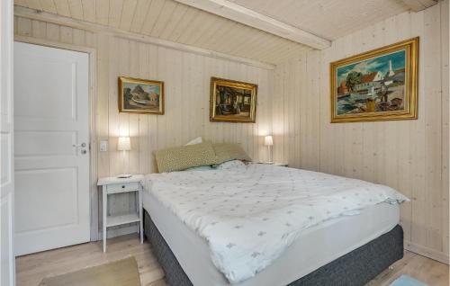 - une chambre avec un lit, une table de nuit et une porte dans l'établissement Beautiful Home In Stege With Kitchen, à Stege