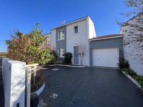 Maison familiale avec piscine chauffée, proche commerces et plage - FR-1-485-146