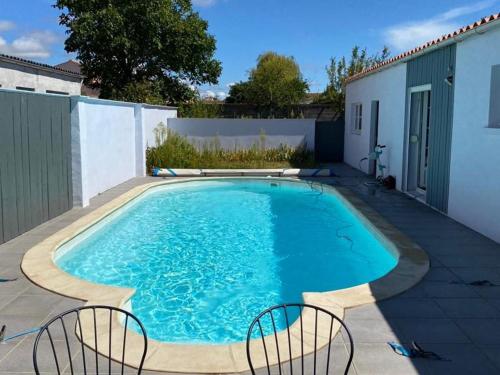 Bazén v ubytovaní Maison familiale avec piscine chauffée, proche commerces et plage - FR-1-485-146 alebo v jeho blízkosti