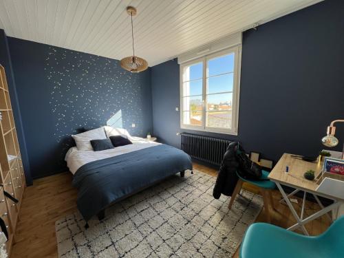 Posteľ alebo postele v izbe v ubytovaní Maison familiale avec piscine chauffée, proche commerces et plage - FR-1-485-146