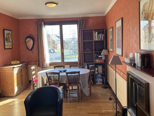 une salle à manger avec une table et des chaises et une fenêtre dans l'établissement Villa 77m² près de la plage et du centre de Cabourg, avec jardin, terrasse, animaux bienvenus - FR-1-487-343, à Cabourg