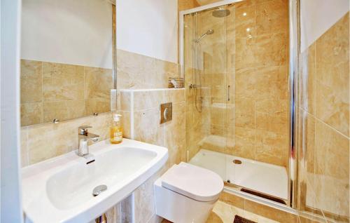 y baño con lavabo, ducha y aseo. en Amazing Home In Canet With Private Swimming Pool, Can Be Inside Or Outside, en Canet d'Aude