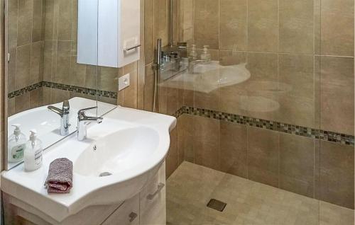 La salle de bains est pourvue d'un lavabo et d'une douche. dans l'établissement Chez Gaby, à Borghetto San Nicolò