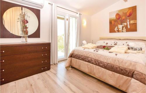 - une chambre avec un lit, une commode et une fenêtre dans l'établissement Chez Gaby, à Borghetto San Nicolò