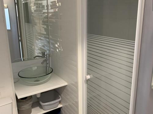 Kúpeľňa v ubytovaní Appartement cosy avec terrasse à Balaruc-les-Bains, proche thermes, équipé, animaux acceptés - FR-1-680-28