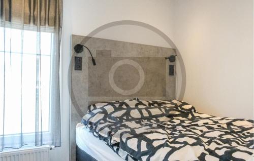 Un dormitorio con una cama con una pistola grande en Lovely Ship In Oh Laak With Kitchen en Ohé en Laak