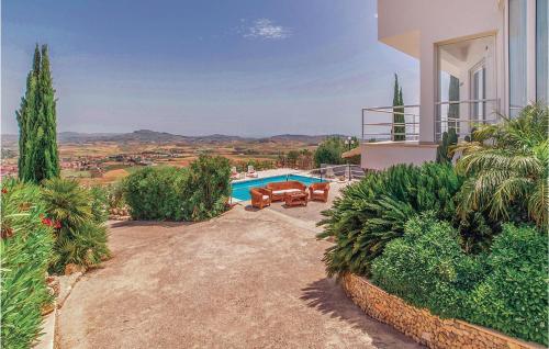 una casa con piscina in un cortile di Amazing Home In Aragona -ag- With 4 Bedrooms, Wifi And Outdoor Swimming Pool ad Aragona