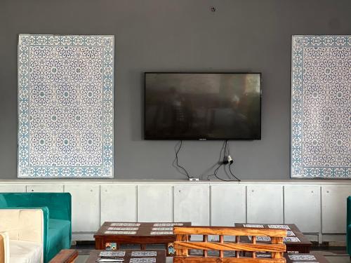 TV a/nebo společenská místnost v ubytování Hotel Hayatt Sukkur