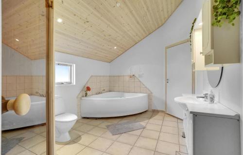 Koupelna v ubytování Awesome Home In Vggerlse With Sauna