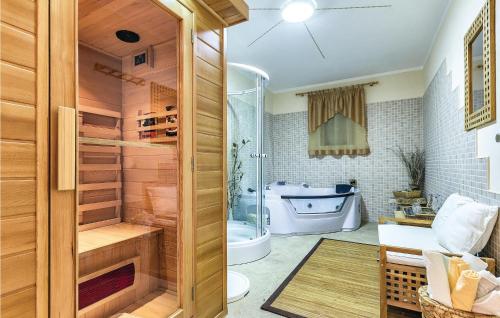 y baño con ducha, aseo y bañera. en Amazing Home In Sisan With Sauna, Wifi And Outdoor Swimming Pool, en Šišan