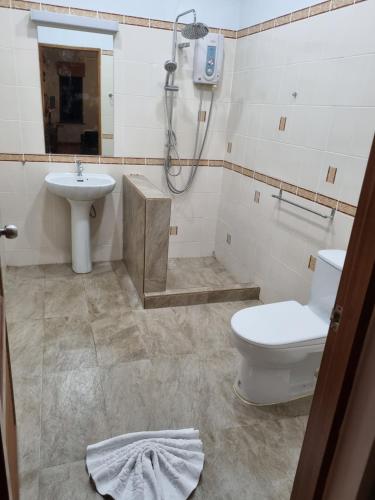 uma casa de banho com um WC e um lavatório em Meyers Hua Hin em Hua Hin