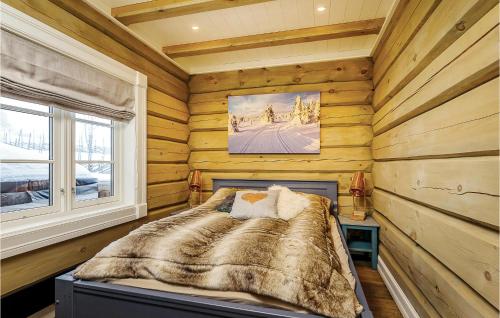 SjusjøenにあるNice Home In Sjusjen With 3 Bedrooms, Sauna And Internetの木製の壁のベッドルーム1室(ベッド1台付)