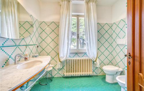 bagno con lavandino, servizi igienici e finestra di Gorgeous Home In Mogliano With Wifi a Mogliano