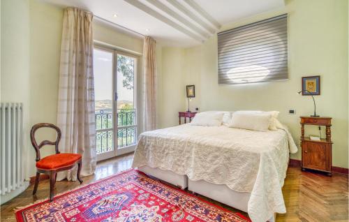 una camera con letto e finestra di Gorgeous Home In Mogliano With Wifi a Mogliano