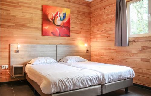 Duas camas num quarto com paredes de madeira em Lovely Home In Heel With Wifi em Heel
