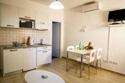 Virtuvė arba virtuvėlė apgyvendinimo įstaigoje Nemira Sunny Apartments