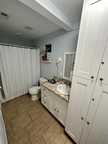 La salle de bains est pourvue de toilettes et d'un lavabo. dans l'établissement Arritola B and B Ranch, à Homestead