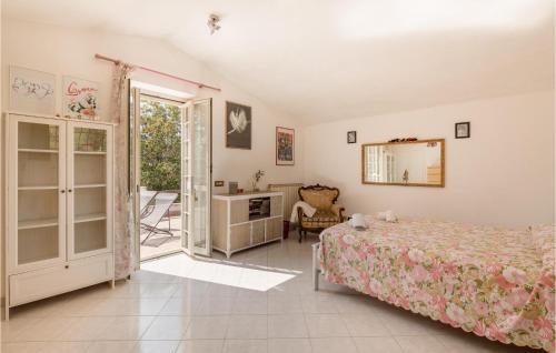 Amazing Home In Roma With Wifi tesisinde bir odada yatak veya yataklar