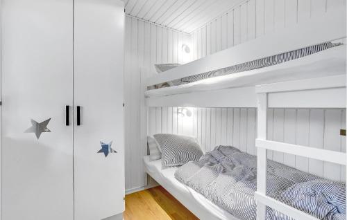 ロモ・キルケビーにあるBeautiful Home In Rm With 3 Bedrooms, Sauna And Wifiの白いベッドルームの白い二段ベッド
