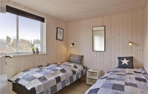 ブラーバンドにあるNice Home In Blvand With 8 Bedrooms, Wifi And Indoor Swimming Poolのベッドルーム1室(ベッド1台、鏡、窓付)