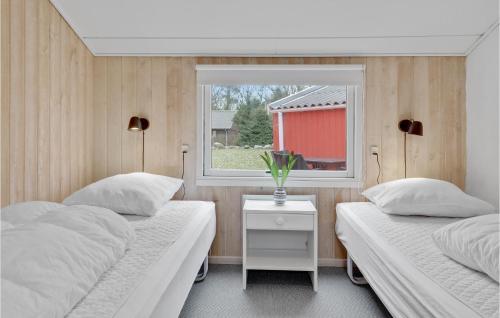 LangedebyにあるAwesome Home In Nex With 3 Bedrooms, Sauna And Wifiのベッドルーム1室(ベッド2台、窓付)