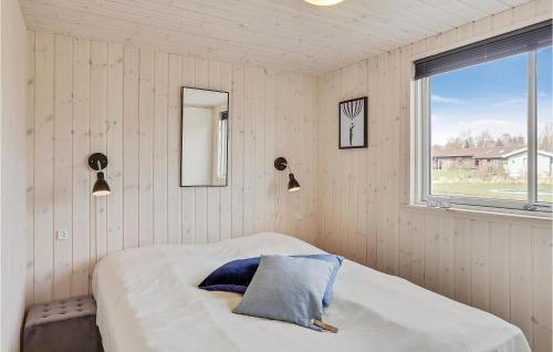 ein Schlafzimmer mit einem Bett in einem Zimmer mit einem Fenster in der Unterkunft 8 Bedroom Stunning Home In Vejby in Vejby