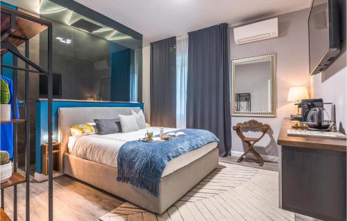 Habitación de hotel con cama y TV en Beautiful Home In Piobbico With House A Panoramic View, en Piobbico