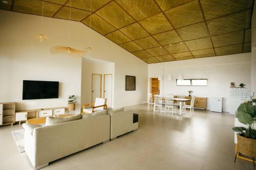 Gallery image of Tanaw Beach House in Dumanjug