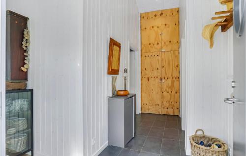 un couloir avec une porte et un comptoir dans une chambre dans l'établissement Stunning Home In Blokhus With Indoor Swimming Pool, à Blokhus