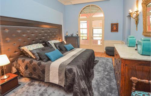 オーベにあるGrand Pavillionの青い壁のベッドルーム1室(大型ベッド1台付)