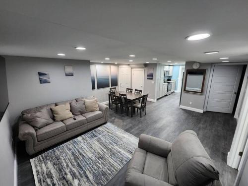 un salon avec un canapé et une table dans l'établissement Paradise on Lake Harris Apt #101, à Leesburg