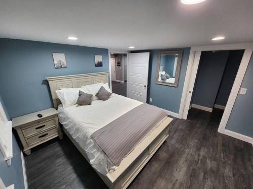 une chambre avec un grand lit aux murs bleus dans l'établissement Paradise on Lake Harris Apt #101, à Leesburg