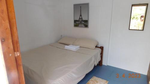 um pequeno quarto com uma pequena cama com a torre Eiffel em Cute Quiet Private Room w own Kitchen, CR, Porch em Panglao City