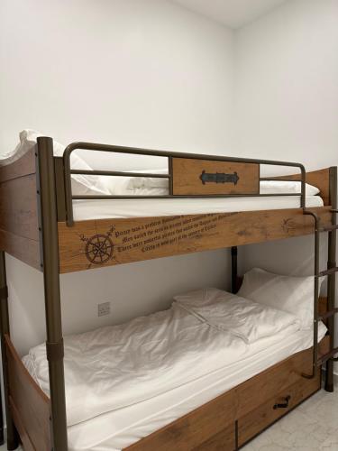 a couple of bunk beds in a room at منتجع اووه يامال البحري في الخيران OOh Yaa Mal in Al Khīrān