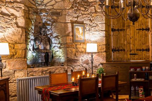 un comedor con una mesa con velas. en Craigiehall Temple en Edimburgo