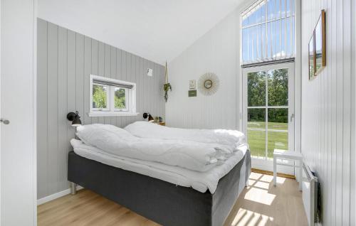 Lova arba lovos apgyvendinimo įstaigoje Amazing Home In Blvand With 4 Bedrooms, Sauna And Wifi