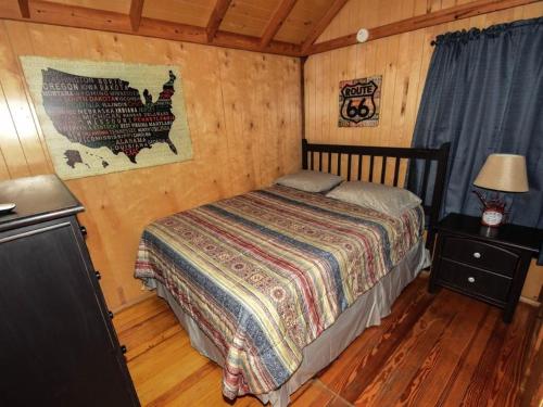 una camera da letto con letto in una camera in legno di Lakeview Cedar Cabin - Kicks 66 - 4 a Mead