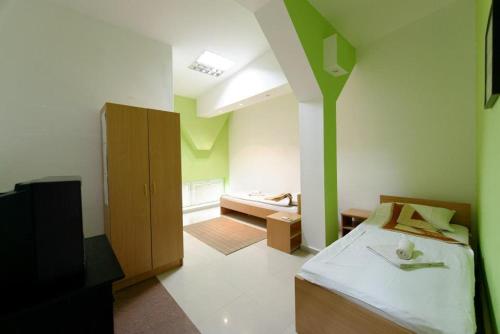 מיטה או מיטות בחדר ב-Hostel Paparazzo Apartmens