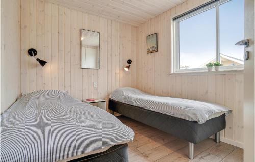 Ліжко або ліжка в номері Nice Home In Vejby With Outdoor Swimming Pool