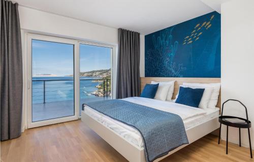 Un pat sau paturi într-o cameră la Beach Front Home In Prizna With House Sea View
