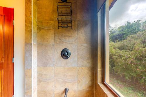 eine Dusche mit einer Glastür neben einem Fenster in der Unterkunft Casita at Morningstar Breeze Gold Standard Certified in Hopkins
